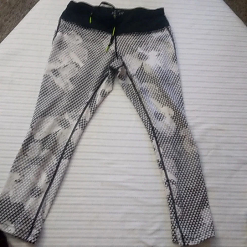 NIKE DRI-FIT NIKE RUNNING WOMENS ATHLETIC CAPRI LEGGINGS - Picture 4 of 17